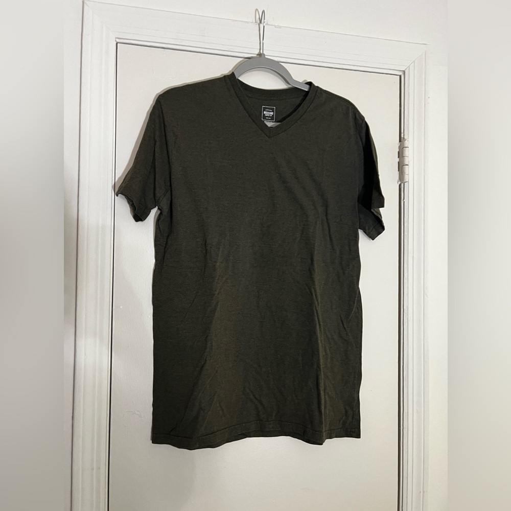 Mossimo Green V-Neck Short Sleeve Shirt
Size Medium